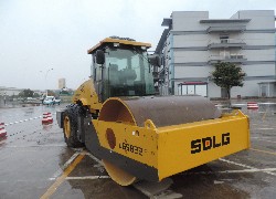 Продажа китайского вибрационного катка SDLG LGS822 в Казахстане за 000 $. Фотография 2 Купить дорожный одновальцовый каток SDLG (Китай) в Алматы, модель LGS822, цена DDP: 000 $. Фото 2