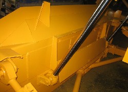 Отвал полусферический тип-Е с инструментальным ящиком бульдозера марки ЮУЗТ