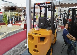 Продажа китайского дизельного вилочного погрузчика (автопогрузчика) Shantui SF30 в Казахстане за 000 $. Фотография 4 Купить дизельный вилочный погрузчик (автопогрузчик) Shantui (Китай) в Алматы, модель SF30, цена DDP: 000 $. Фото 4